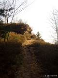 Le sentier passant en contrebas d'une formation rocheuse